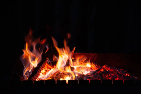 Ogień ognisko spalania kominkowe drewno. Płomień ognia pali się w otwartym piecu w nocy. — Zdjęcie stockowe
