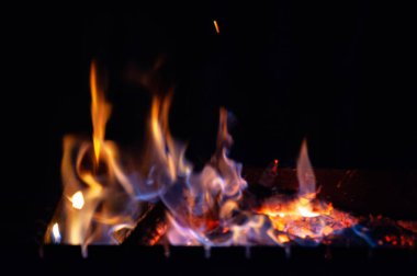 Yangın şenlik ateşi. Ateş ateşi geceleri açık bir fırında yanıyor.. 