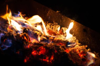 Yangın şenlik ateşi. Ateş ateşi geceleri açık bir fırında yanıyor.. 