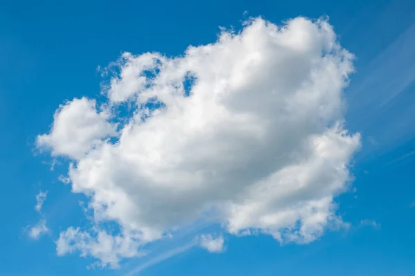 Μεγάλο σύννεφο στον γαλάζιο ουρανό. Μπλε ουρανός και πολλά σύννεφα σε θυελλώδεις καιρικές συνθήκες το καλοκαίρι. — Φωτογραφία Αρχείου