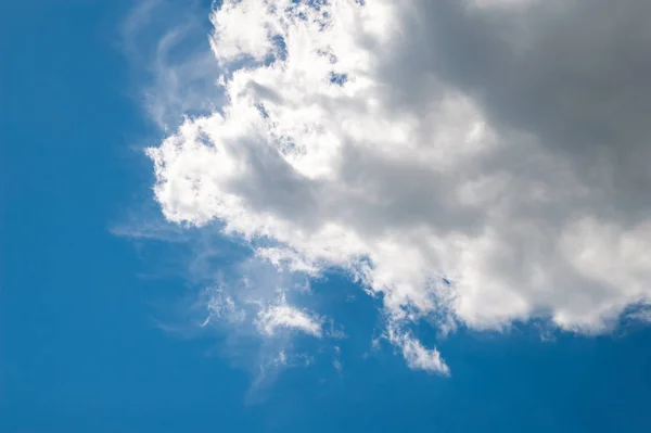 Συννεφιασμένος γαλάζιος ουρανός. Μπλε ουρανός και μεγάλο σύννεφο σε θυελλώδεις καλοκαιρινός καιρός. — Φωτογραφία Αρχείου