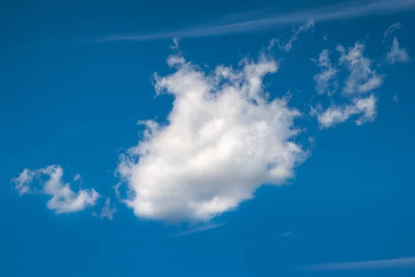 Λευκό σύννεφο στον γαλάζιο ουρανό. Μπλε ουρανός και μεγάλο σύννεφο σε θυελλώδεις καλοκαιρινός καιρός. — Φωτογραφία Αρχείου