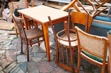 Eski sandalyeler. Sokak eski sandalyeler ve masalar atılır. 