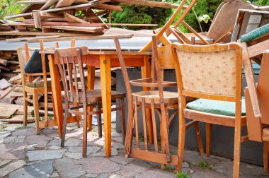 Eski sandalyeler ve masalar ön görünümü. 