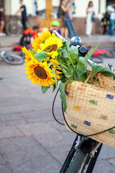 Kijów, Ukraina-27 czerwca 2019: Girls ' Bike show-Kijów Cycle Chic. Zbliżenie koszyka z żółtymi kwiatami na rowerze. — Zdjęcie stockowe