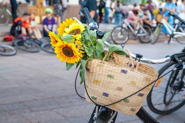 Kijów, Ukraina-27 czerwca 2019: Girls ' Bike show-Kijów Cycle Chic. Coroczne parady rowerowe kobiet. Zbliżenie koszyka z żółtymi kwiatami na rowerze. — Zdjęcie stockowe