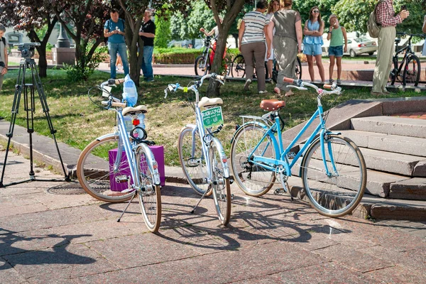 Kijów, Ukraina-27 czerwca 2019: Girls ' Bike show-Kijów Cycle Chic. Niebieskie rowery. — Zdjęcie stockowe