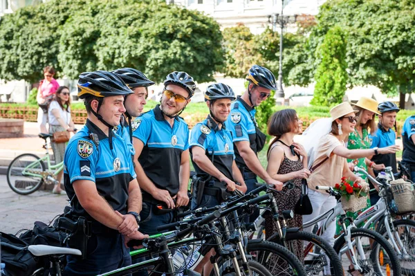 Kijów, Ukraina-27 czerwca 2019: Girls ' Bike show-Kijów Cycle Chic. Oddział policji rowerowej na kobiecej paradzie rowerowej. — Zdjęcie stockowe