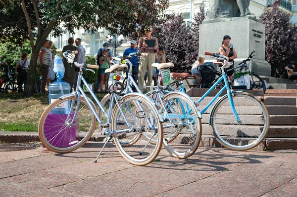 Kyiv, Ukrajna-június 27, 2019: Girls ' Bike show-Kyiv ciklus Chic. Három kék biciklit. — Stock Fotó