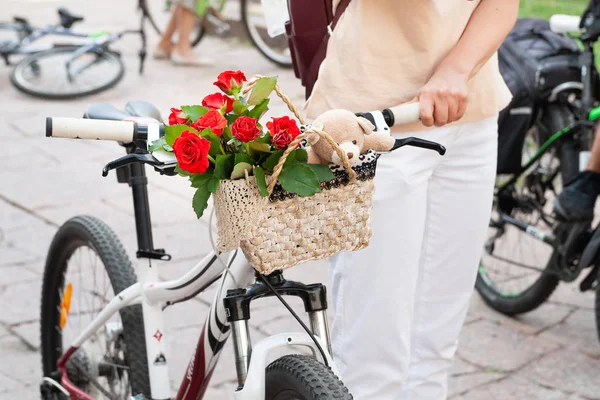 Kijów, Ukraina-27 czerwca 2019: Girls ' Bike show-Kijów Cycle Chic. Coroczne parady rowerowe kobiet. Zbliżenie koszyka z czerwonymi kwiatami na rowerze. — Zdjęcie stockowe