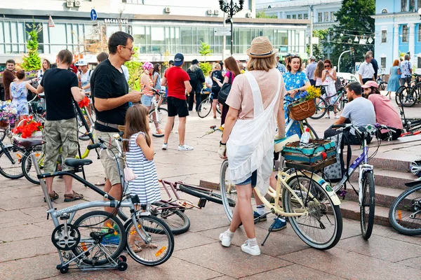 Kiev, Ucraina - 27 giugno 2019: Girls 'Bike Show-KYIV CYCLE CHIC. Comunicazione dei partecipanti alla sfilata ciclistica femminile . — Foto Stock