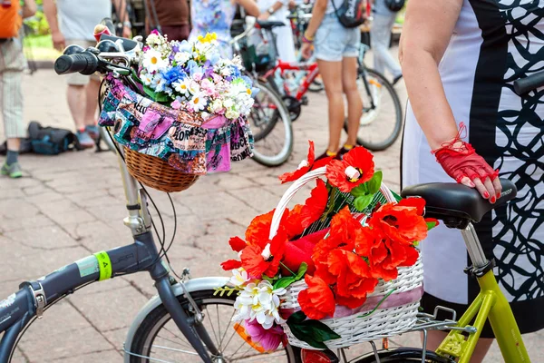 Kijów, Ukraina-27 czerwca 2019: Girls ' Bike show-Kijów Cycle Chic. Coroczne parady rowerowe kobiet. Zbliżenie koszyka z czerwonymi, białymi, żółtymi i niebieskimi kwiatami na rowerze. — Zdjęcie stockowe