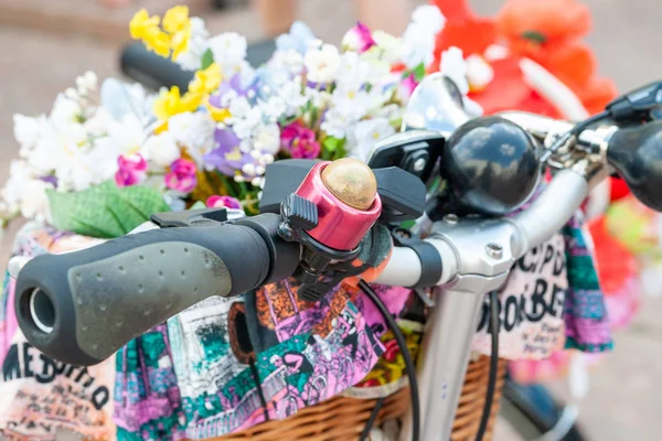 Kiev, Ucraina - 27 giugno 2019: Girls 'Bike Show-KYIV CYCLE CHIC. Primo piano di un cesto con fiori bianchi, gialli e azzurri decora una bicicletta . — Foto Stock