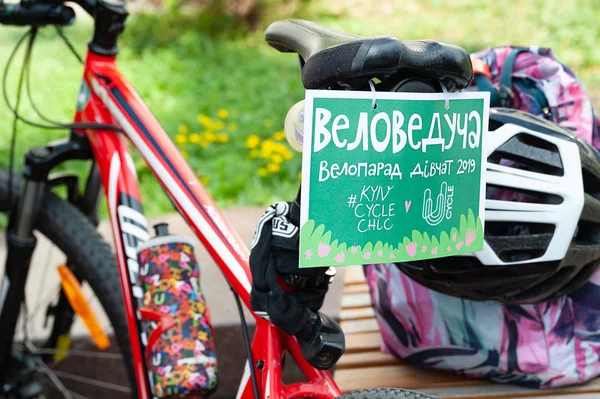 Kyiv, Ukrajna-június 27, 2019: Girls ' Bike show-Kyiv ciklus Chic. Escort kerékpárok a logó egy női kerékpáros parádé.. — Stock Fotó