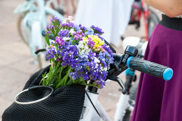 Kijów, Ukraina-27 czerwca 2019: Girls ' Bike show-Kijów Cycle Chic. Coroczne parady rowerowe kobiet. Kosz z kolorowymi kwiatami ozdobić rower. — Zdjęcie stockowe