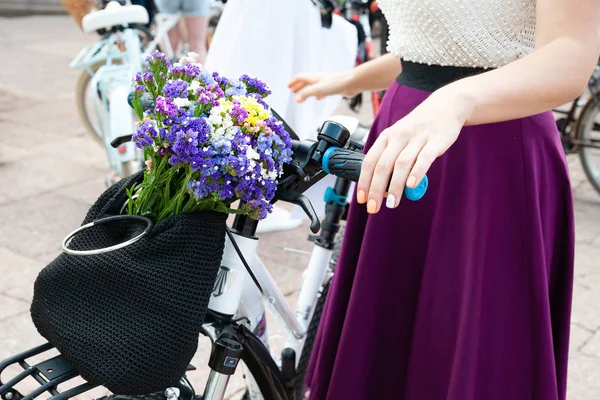 Kijów, Ukraina-27 czerwca 2019: Girls ' Bike show-Kijów Cycle Chic. Coroczne parady rowerowe kobiet. Zbliżenie kosz z kolorowych kwiatów dekoruje rower. — Zdjęcie stockowe