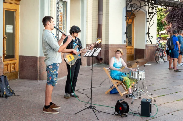 Kiev, Ucraina - 27 giugno 2019: Girls 'Bike Show-KYIV CYCLE CHIC. I musicisti si esibiscono in una sfilata di bici da donna . — Foto Stock