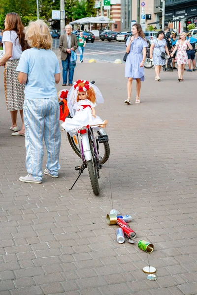 Kyiv, ukraine - 27. Juni 2019: Mädchenfahrrad-Show-kyiv cycle chic. Kreative Fahrraddekoration bei einer Fahrradparade für Frauen. — Stockfoto