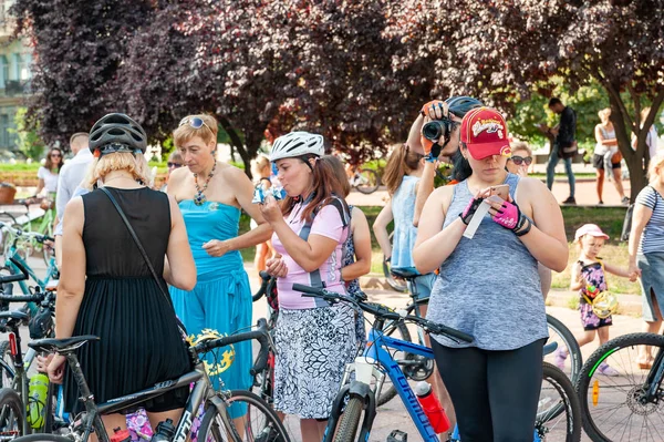 Kijów, Ukraina-27 czerwca 2019: Girls ' Bike show-Kijów Cycle Chic. Dziewczyna używa smartfona na kobiecej paradzie rowerowej. — Zdjęcie stockowe