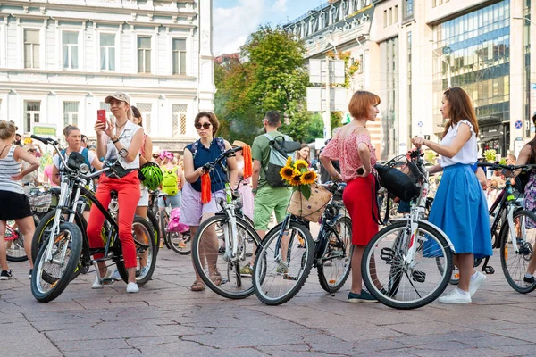 Kijów, Ukraina-27 czerwca 2019: Girls ' Bike show-Kijów Cycle Chic. Uczestnicy w kobiecej paradzie rowerowej z urządzonymi rowerami. — Zdjęcie stockowe