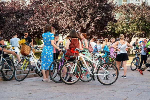 Kiev, Ucraina - 27 giugno 2019: Girls 'Bike Show-KYIV CYCLE CHIC. Comunicazione dei partecipanti alla sfilata ciclistica femminile con biciclette decorate . — Foto Stock
