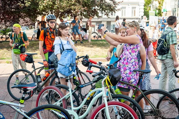 Kijów, Ukraina-27 czerwca 2019: Girls ' Bike show-Kijów Cycle Chic. Dziewczyny podejmują selfie na kobiecej paradzie rowerowej. — Zdjęcie stockowe