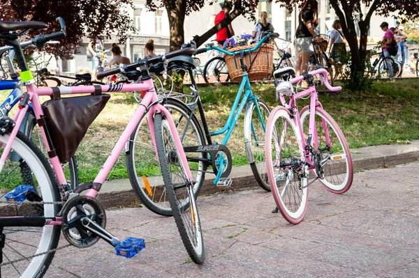 Kijów, Ukraina-27 czerwca 2019: Girls ' Bike show-Kijów Cycle Chic. Coroczne parady rowerowe kobiet. Różowe i niebieskie rowery. — Zdjęcie stockowe