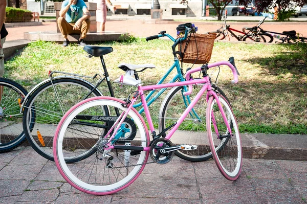 Kijów, Ukraina-27 czerwca 2019: Girls ' Bike show-Kijów Cycle Chic. Coroczne parady rowerowe kobiet. Rowery niebieskie i różowe. — Zdjęcie stockowe