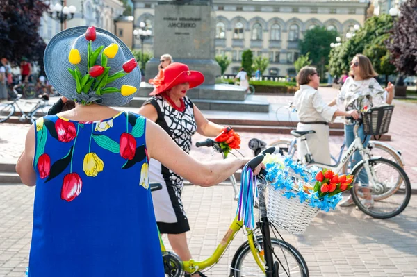 Kijów, Ukraina-27 czerwca 2019: Girls ' Bike show-Kijów Cycle Chic. Kobieta w niebieskiej sukni z kwiatami na kobiecej paradzie rowerowej. — Zdjęcie stockowe