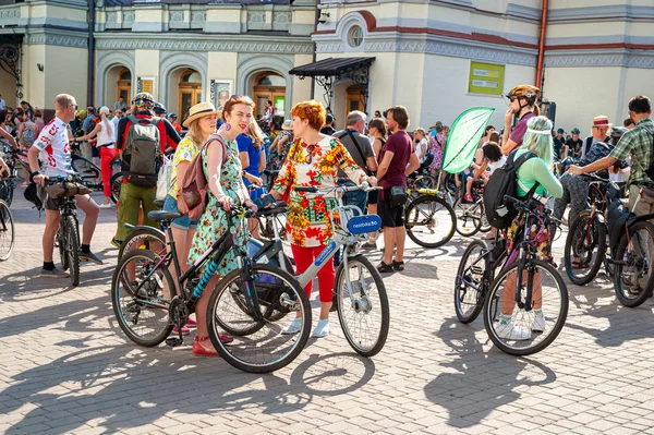 Kijów, Ukraina-27 czerwca 2019: Girls ' Bike show-Kijów Cycle Chic. Kobiety komunikują się w pobliżu rowerów na kobiecej paradzie rowerowej. — Zdjęcie stockowe