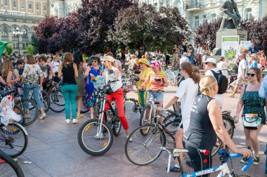 Kiev, Ukrayna - 27 Haziran 2019: Kızlar Bisiklet Show-Kiev Döngüsü Chic. Birçok kişi bir kadın bisiklet geçit bisikleti geçit bisikleti yakınında iletişim. 