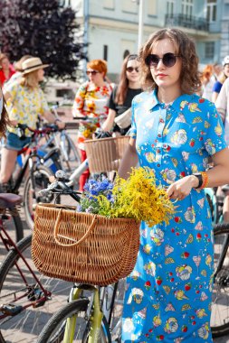 Kiev, Ukrayna - 27 Haziran 2019: Kızlar Bisiklet Show-Kiev Döngüsü Chic. Bir kadın bisiklet geçit töreninde süslü bir bisiklet ile mavi elbiseli kız. 