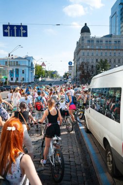 Kiev, Ukrayna - 27 Haziran 2019: Kızlar Bisiklet Show-Kiev Döngüsü Chic. Kadınlar için bisiklete binmek başlangıcı. 