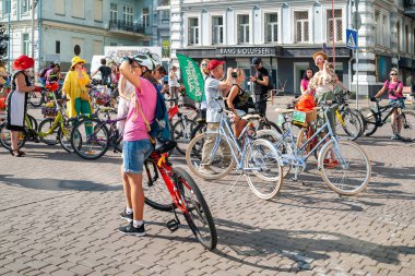 Kiev, Ukrayna - 27 Haziran 2019: Kızlar Bisiklet Show-Kiev Döngüsü Chic. Kadınlar bisiklet ekibine katılanlar. 