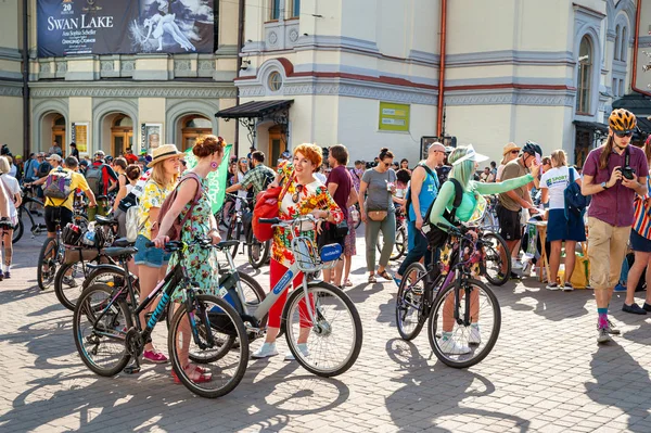 Kijów, Ukraina-27 czerwca 2019: Girls ' Bike show-Kijów Cycle Chic. Radosne kobiety rozmawiając w pobliżu rowerów na kobiecej paradzie rowerowej. — Zdjęcie stockowe