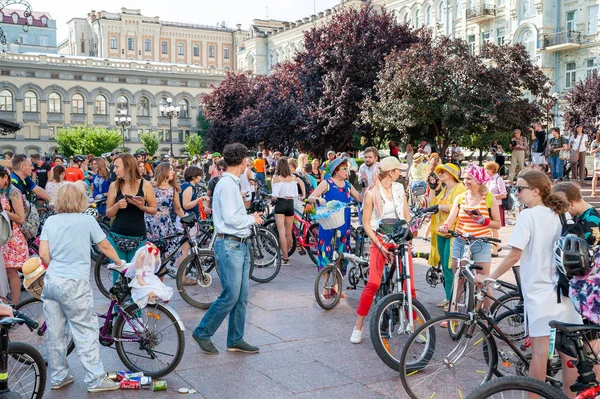 Kijów, Ukraina-27 czerwca 2019: Girls ' Bike show-Kijów Cycle Chic. Ludzie komunikują się w pobliżu rowerów na kobiecej paradzie rowerowej. — Zdjęcie stockowe