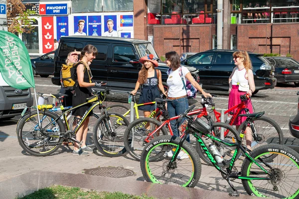Kyiv, Ukrajna-június 27, 2019: Girls ' Bike show-Kyiv ciklus Chic. Lányok vezető kerékpár egy női kerékpáros felvonulást. — Stock Fotó