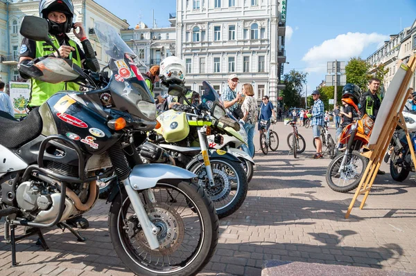 Kyiv, Ukrajna-június 27, 2019: Girls ' Bike show-Kyiv ciklus Chic. Orvosi önkéntesek motorkerékpárok egy női kerékpáros felvonulást. — Stock Fotó