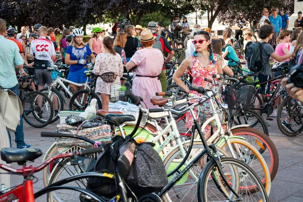 Kijów, Ukraina-27 czerwca 2019: Girls ' Bike show-Kijów Cycle Chic. Kobieta w czerwonych okularach w pobliżu rowerów na kobiecej paradzie rowerowej. — Zdjęcie stockowe