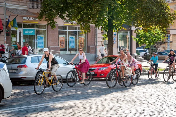 Kyiv, Ukrajna-június 27, 2019: Girls ' Bike show-Kyiv ciklus Chic. A résztvevők egy utcai RAID egy női kerékpáros parádé. Ünnepi rendezvény. — Stock Fotó