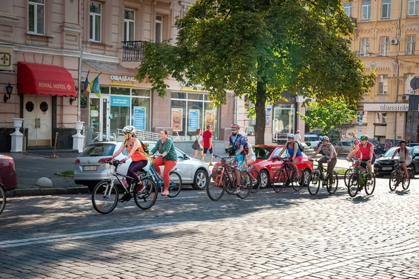 Kyiv, Ukrajna-június 27, 2019: Girls ' Bike show-Kyiv ciklus Chic. Street City RAID egy női kerékpáros parádé. — Stock Fotó
