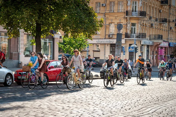 Kyiv, Ukrajna-június 27, 2019: Girls ' Bike show-Kyiv ciklus Chic. Utcai város RAID az éves női kerékpárparádé. — Stock Fotó