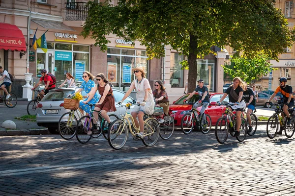 Kyiv, Ukrajna-június 27, 2019: Girls ' Bike show-Kyiv ciklus Chic. Utcai városi RAID résztvevők az éves női kerékpáros parádé. — Stock Fotó