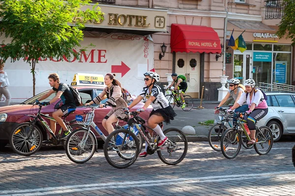 Kyiv, Ukrajna-június 27, 2019: Girls ' Bike show-Kyiv ciklus Chic. Utcai kerékpározás az éves női kerékpárfelvonuláson. — Stock Fotó
