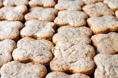 Fındıklı kurabiyeler. Fıstık kurabiye arka plan bir sürü yakın çekim.