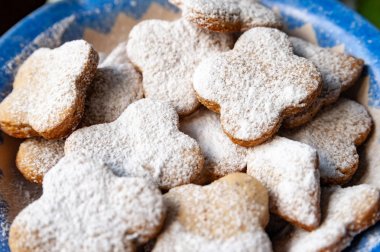 Fındıklı kurabiyeler. Cevizli kurabiyeler mavi bir tabakta yatıyor.