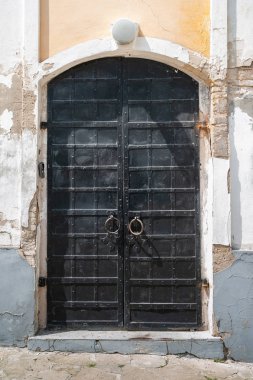Antik kilise kapısı. Yüzük ve perçinile eski siyah metal kapı. 