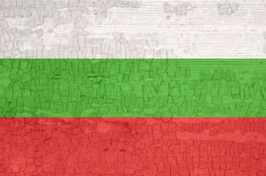 Eski boyanmış yırtık ahşap yüzeyde Bulgaristan bayrağı. 