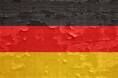 Eski soyulmuş ahşap yüzeyde Almanya bayrağı. 