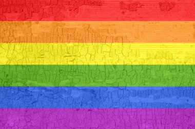 Eski boyanmış yırtık ahşap yüzeyüzerinde LGBT bayrağı. 